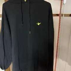 ブラック フード付きパーカー イエローロゴ