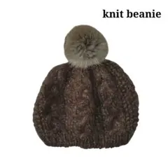 美品ケーブル編みニット帽 ラビットファーポンポン付き 茶