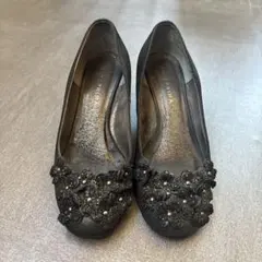 ANTERIMA ブラック 花飾り パンプス 23.5cmのサムネイル