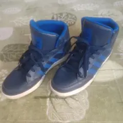 アディダス　ハイカットスニーカー