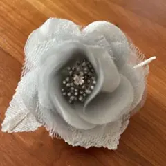 グレーの花形ブローチ