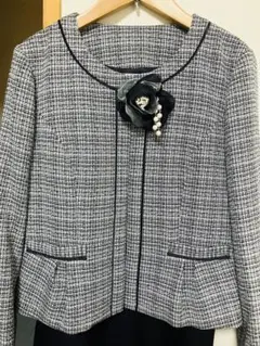 ツイード調　セレモニースーツ　コサージュ付き　紺色　１３号