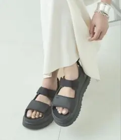 UGG アグ　GOLDENGLOW サンダル 23のサムネイル