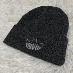 ▪️アディダス　ビーニー　ニット帽　ロゴ　ダークグレー系　美品のサムネイル