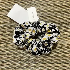 タグ付き　新品　未使用　ミラオーウェン 小花柄シュシュ