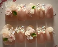 可愛いロマンチックなネイルチップ。