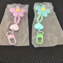 ★新品未使用★ カラビナ付き　花形チャーム　キーホルダー　ピンク　グリーン　2点