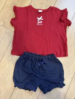 petit main 赤いトップスと紺色ショートパンツセット
