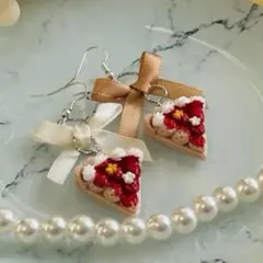 【イヤリング変更可】みずみずしい大ぶりないちごタルトのピアス【No.410】