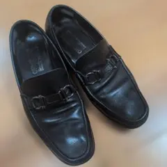 FERRAGAMO 黒レザー ローファー バックル付き