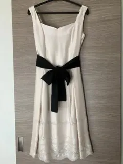 ベージュ Aラインドレス 裾レース装飾　黒リボン付き