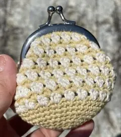 【ハンドメイド】黄色と白の編み物がま口のサムネイル