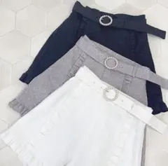 evelyn フリル付きホワイトショートパンツ