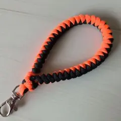 オレンジと黒のパラコードストラップ スマホ　A05
