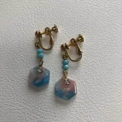 青とピンクのマーブル模様 六角形イヤリング
