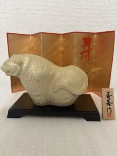 玉善作 鋳物 丑 置物 金色 屏風 台座付き - メルカリ