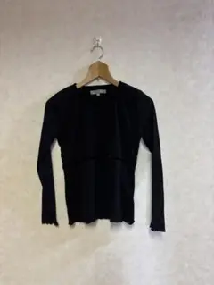 黒の長袖トップス