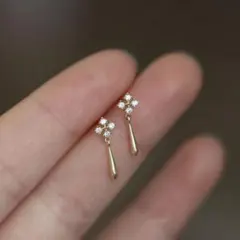 No103 揺れる CZダイヤ ピアス［ゴールド］金属アレルギー対応 高品質