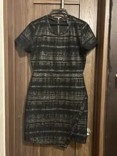 黒とゴールドのエレガントなドレス