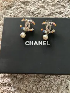 CHANEL パール付きロゴピアス マルチカラー