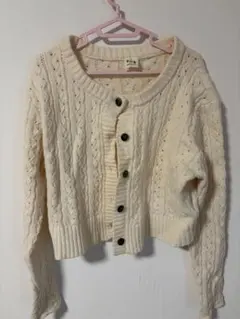 アイボリー ケーブル編み クロップドカーディガン