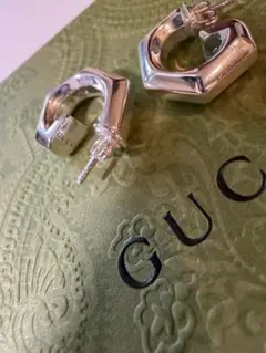 GUCCI シルバー GGロゴ ピアスのサムネイル