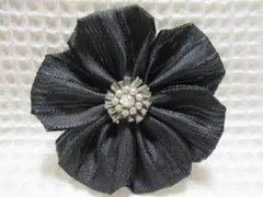 ビジュー・カット玉付　ブラック系色生地の花型ブローチ（安全ピン・ミニクリップ付）
