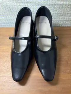 ストラップ付きパンプス