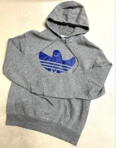 adidasフード付きパーカー 青いロゴ カンガルーポケットグレー Mサイズのサムネイル