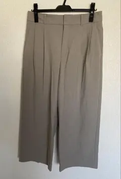 GU◆ベージュ プリーツ入り ワイドパンツ