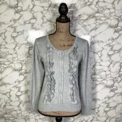 VINO ROUGE　（L）　Uネックフリルニットセーター　飾りボタン　グレー