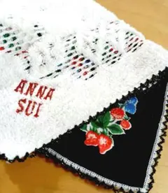 【訳あり・プラタグのみ】タオルハンカチ　 ANNA SUI イチゴ柄　ホワイト