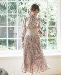 ウエストリブ切り替えシャーリングフラワープリントプリーツワンピース