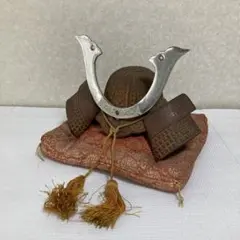 出世兜 鉄製 鋳物 五月人形 端午の節句 置物 座布団付き 工芸品 アンティーク