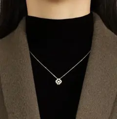 立体花の形状のクリスタルペンダントネックレス