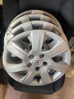 ヤリス ホイールキャップ4枚 新品未開封 トヨタ ヤリスホイールキャップ シルバー 4枚セット美品 2025年