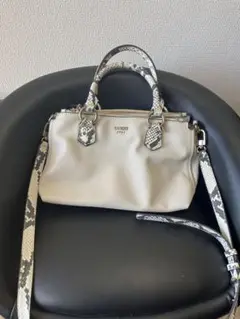 GUESS ベージュ ハンドバッグ