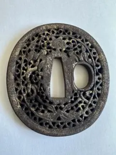 鉄製鍔 甲種特別貴重 鍔 無銘(南蛮) 雨龍唐草透 鉄地丸形円形