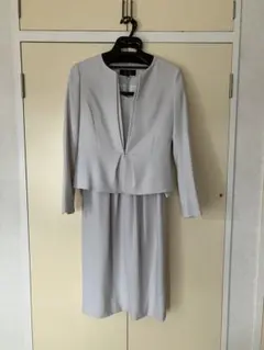 ライトグレー ジャケットとスカートのセット