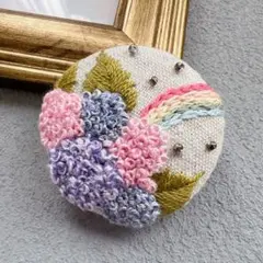 No.21 刺繡ブローチ 春 仲良しいちご 小花つき くるみボタン - メルカリ