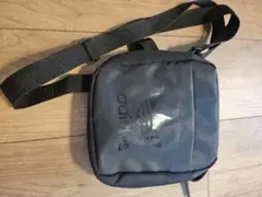 adidas ブラック ショルダーバッグ