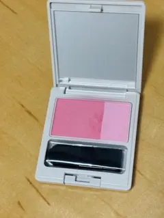 ほぼ新品です。naturaglace パウダーチーク 01のサムネイル