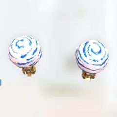 ピンクと青の渦巻きイヤリング