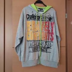 グレーのジップアップパーカー