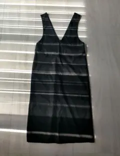 GU 黒のVネックノースリーブひざ丈ワンピース