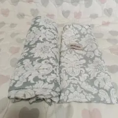 授乳ケープ グレーとホワイトの花柄