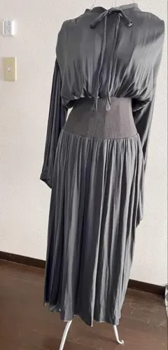 ROPE ロング丈ワンピース チャコールグレーの光沢ある素材　フォーマルにも