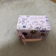 ピンクの花柄金属ボックス