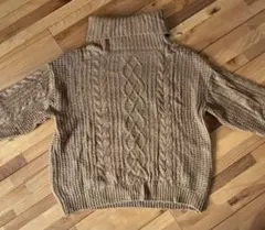 イング　ブラウンケーブルタートルネックニット
