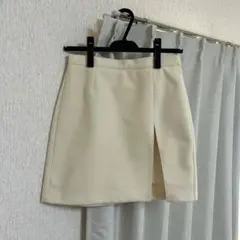 GU アイボリー スリット入り ミニスカート